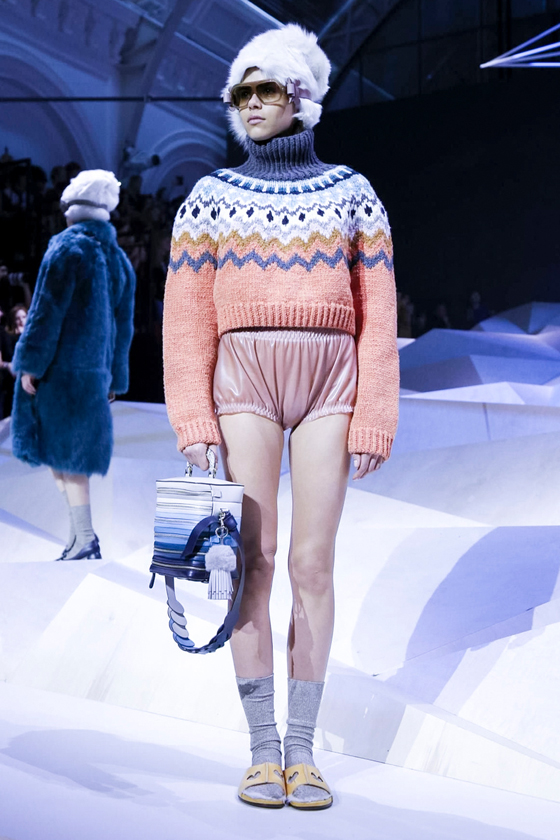 Anya-Hindmarch-RTW-FW17-London-1913-1487499391-bigthumb_1.jpg