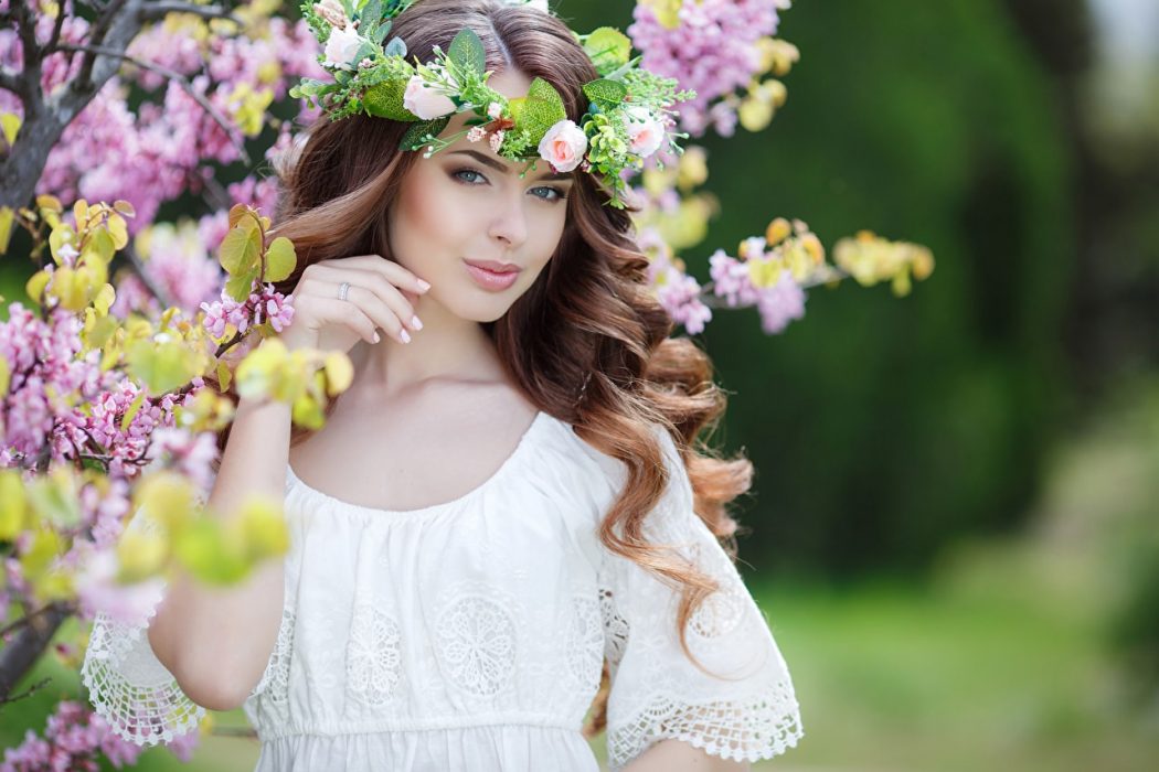 Brown_haired_Beautiful_Wreath_531698_1280x853-min.jpg