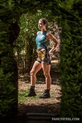 laracroftkeyhole_480x480.jpg