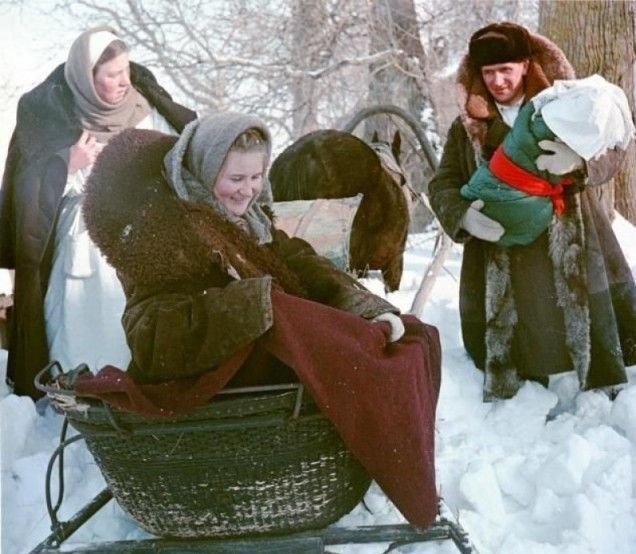 Муж забирает жену с ребёнком из роддома, 1950-е..jpg