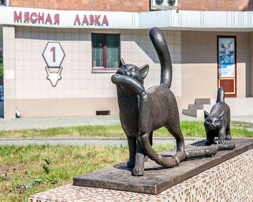 Памятник котам, ворующим сосиски.jpg